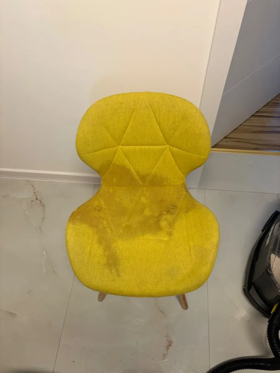 Žuta fotelja sa zaprljanim sedalnim delom pre pranja