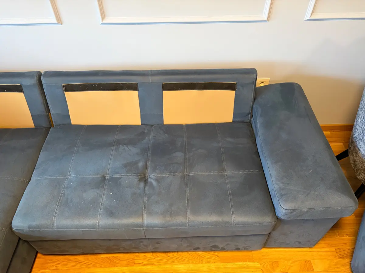 Plavi trosed pre dubinskog pranja