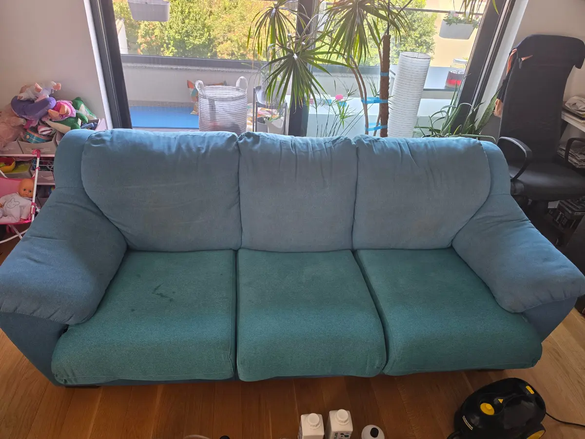 Plavi trosed pre dubinskog čišćenja
