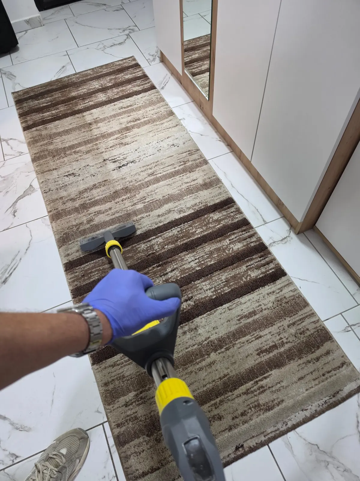 Dubinsko čišćenje hodničke staze na adresi u Novom Sadu