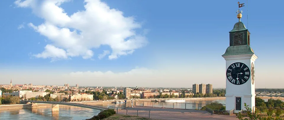 Panorama Novog Sada sa Dunavom i Satom na Petrovaradinskoj tvrđavi