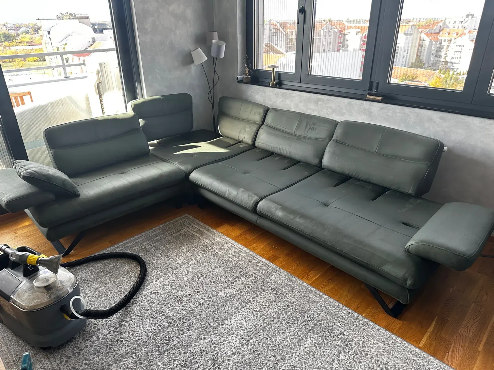 Siva ugaona garnitura tokom dubinskog pranja Concept Clean opremom
