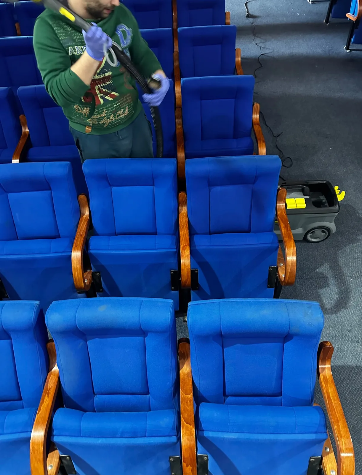 Dubinsko pranje plavih tapaciranih sedišta u sali Concept Clean opremom