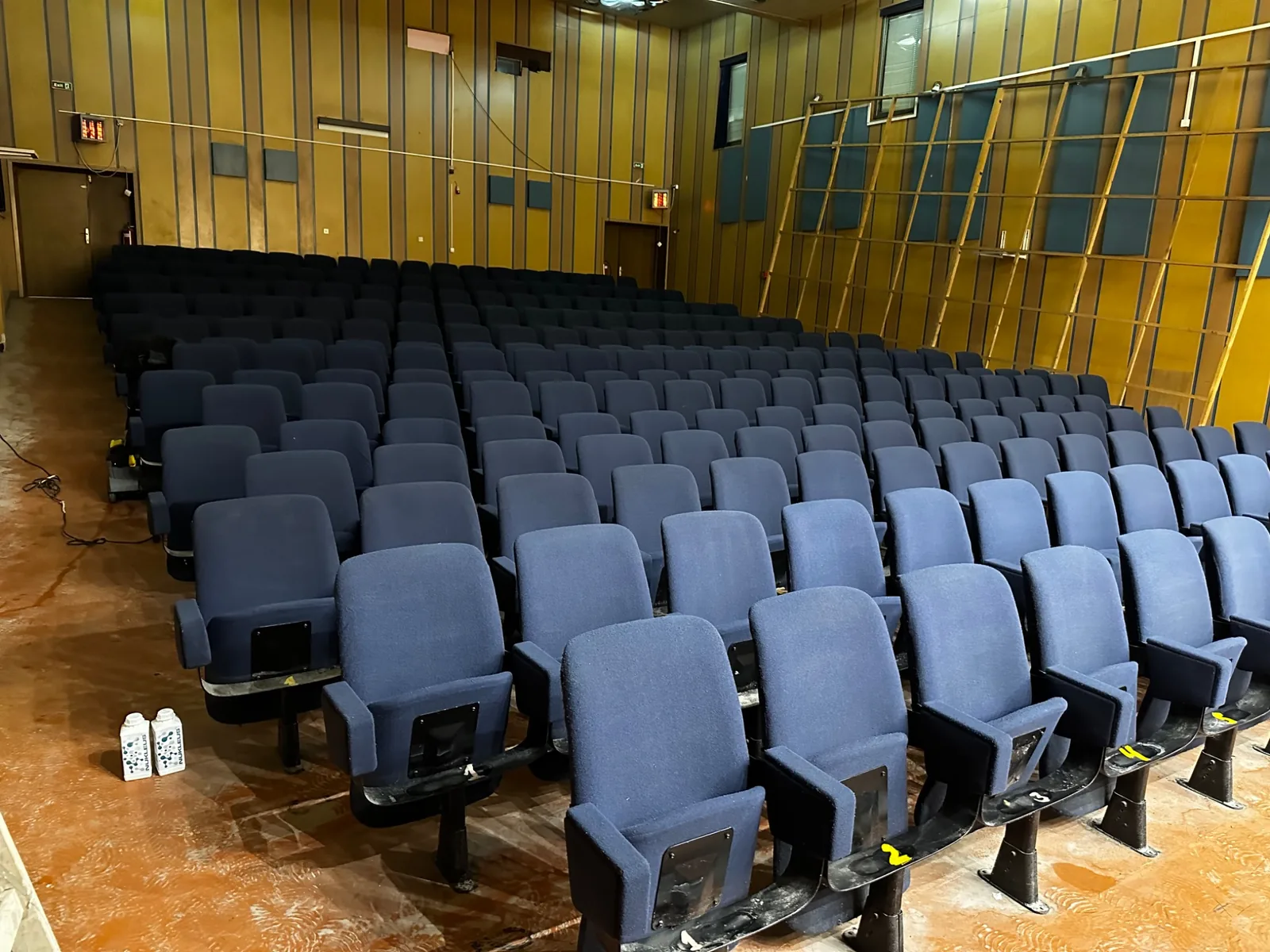 Sala sa redovima tapaciranih sedišta nakon organizovanog čišćenja